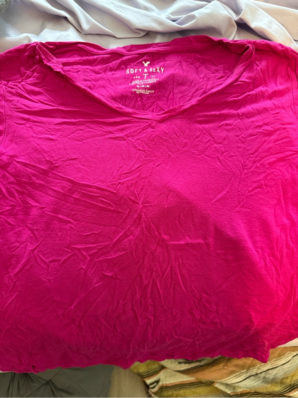 American Eagle Outfitters Women's V-Neck Tee in Bright Fuchsia